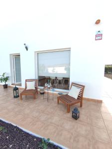 eine Terrasse mit 2 Stühlen und einem Tisch in der Unterkunft Casa Bermeja - Tiscamanita in Tiscamanita