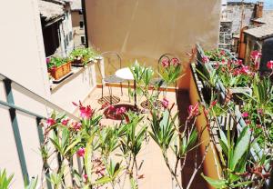 a garden with flowers and plants in front of a building at Hotel Signa in Perugia