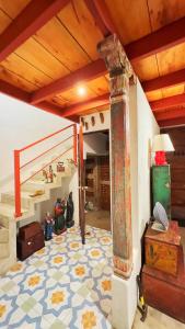 Cette chambre dispose d'un escalier et de carrelage. dans l'établissement Cozy Bohemian Loft Apartment close Central Plaza, à Antigua Guatemala