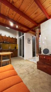 - un salon avec un plafond en bois et une table dans l'établissement Cozy Bohemian Loft Apartment close Central Plaza, à Antigua Guatemala