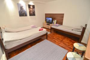een kamer met 2 bedden en een tv. bij Old Town Studio Sarajevo in Sarajevo