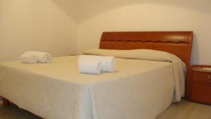 ノートにあるMannarazzi Casa Vacanzaのベッドルーム1室(ベッド1台、タオル2枚付)