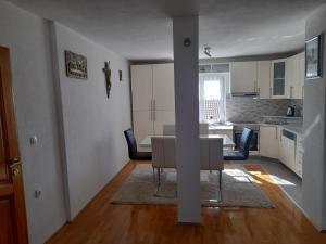 利夫諾的住宿－Apartman Zoran，用餐室以及带桌椅的厨房。