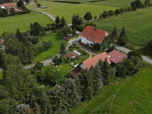 a house in the middle of a green field at Zum Hecht in Herrnhut