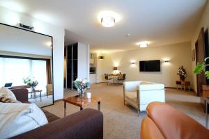 ein Wohnzimmer mit Sofa und Tisch in der Unterkunft 313 w PIĘCIOGWIAZDKOWYM HOTELU ROYAL TULIP SAND plaża 200 m DOBRUK APARTAMENTY in Kołobrzeg