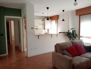 A kitchen or kitchenette at Casa Sud vicino a fiera e Pordenone centro