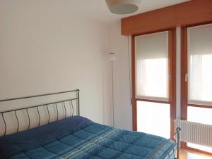 A bed or beds in a room at Casa Sud vicino a fiera e Pordenone centro