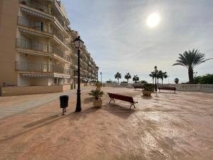 una panchina accanto a un lampione e a un edificio di Vistas al mar a El Campello