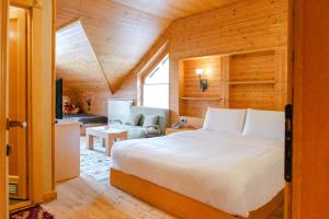 Giường trong phòng chung tại Natyral Razma Resort