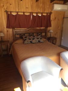 Un dormitorio con una cama grande con dos almohadas. en Marados y Marauno, en Tigre