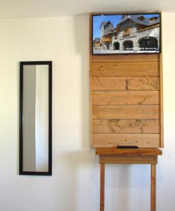 um espelho numa parede ao lado de uma mesa de madeira em Huella Andina em San Carlos de Bariloche