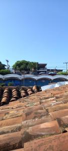 uma parede de pedra com uma ponte ao fundo em Helena Hostel em Cali