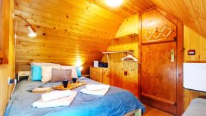 una camera da letto con un letto in una cabina di legno di Vikendica Boki i Maki a Divčibare