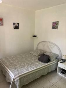 Un dormitorio con una cama con una bolsa negra. en Dans une station thermale, Studio dans résidence avec ascenseur en Amélie-les-Bains-Palalda