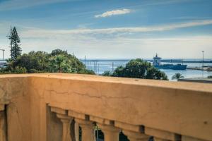 - un mur en pierre avec vue sur l'océan dans l'établissement Onlyrooms IV - Sea View & Free Parking, à Cagliari