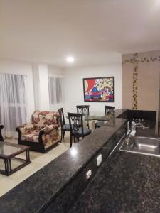 cocina y sala de estar con sofá y mesa en Apto amoblado barrio Los Alpes Cartagena, en Cartagena de Indias