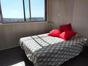 Postel nebo postele na pokoji v ubytování T 2 calanques vue panoramique, à 10 mn des facs de Luminy