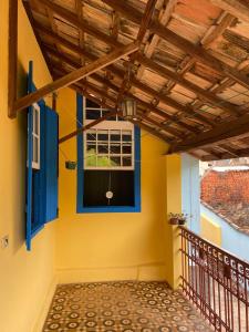 Casa estilo colonial, no Centro de Aiuruoca-MG. في أيوريوكا: غرفة مع نافذة وشرفة