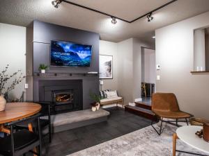 sala de estar con chimenea y TV de pantalla plana en Snowater Respite, en Deming
