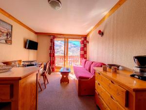 Μια τηλεόραση ή/και κέντρο ψυχαγωγίας στο Appartement skis aux pieds, 4 personnes, balcon sud - FR-1-344-854