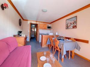 Η κουζίνα ή μικρή κουζίνα στο Appartement skis aux pieds, 4 personnes, balcon sud - FR-1-344-854