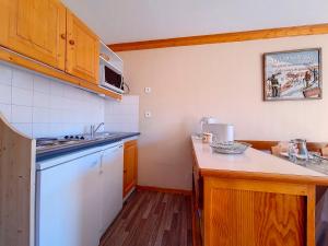 Η κουζίνα ή μικρή κουζίνα στο Appartement skis aux pieds, 4 personnes, balcon sud - FR-1-344-854