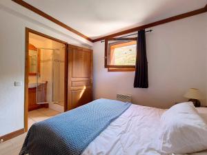 - une chambre avec un grand lit et une fenêtre dans l'établissement Appartement Les Menuires, 4 pièces, 6 personnes - FR-1-344-792, aux Menuires