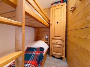 a small bedroom with a bunk bed in a cabin at Appartement rénové Au pied des pistes Balcon ouest - FR-1-344-769 in Les Menuires