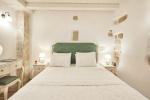 una camera da letto con un grande letto bianco con due lampade di Estia Residence in Chania Old Town a Chania