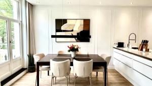 eine Küche und ein Esszimmer mit einem Tisch und Stühlen in der Unterkunft New stylish 1 bedroom apt w/ 2 balconies in Centrum in Amsterdam