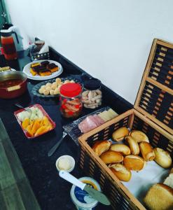 una mesa cubierta con cestas de pan y otros alimentos en Estadia cipó, en Serra do Cipo