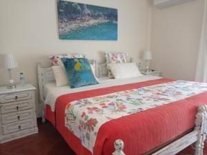 1 dormitorio con 1 cama con manta roja en A Casa da Ti Laura - AL, en Aveiro