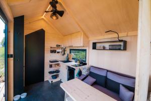SvětlíkにあるTiny House - Martinkaの小さな家の中のキッチン、リビングルーム