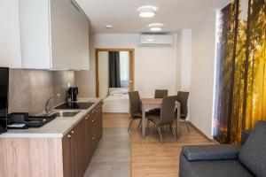Kuchyňa alebo kuchynka v ubytovaní Apartamenty Leśne Zacisze