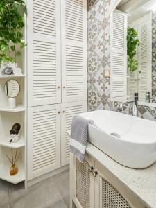 Un baño con bañera blanca y lavabo. en Estia Residence in Chania Old Town, en La Canea