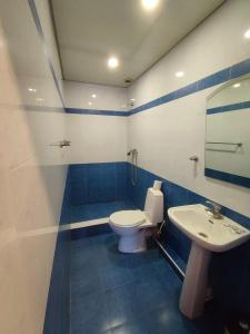 La salle de bains est pourvue de toilettes et d'un lavabo. dans l'établissement Jasmin, à Artashat