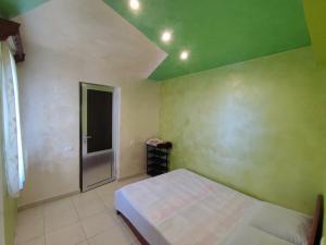 una camera con letto e parete verde di Jasmin a Artashat