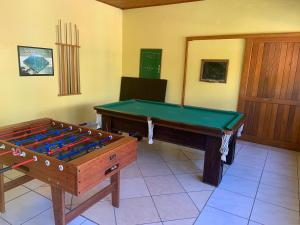 Habitación con mesa de billar y puerta en Villa Do Mar en Palhoça