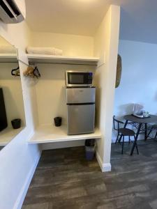 A kitchen or kitchenette at Wachapreague Inn - Motel Rooms