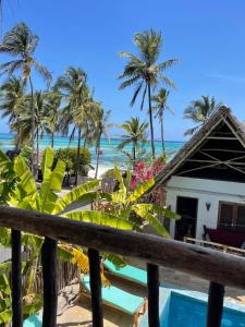 ピングウェにあるBitcoin Beach Hotel Zanzibarのリゾートのバルコニーからビーチの景色を望めます。