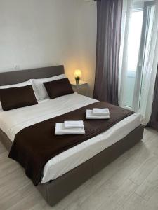 1 cama grande con 2 toallas encima en Vila Kata en Zubovići