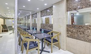 une rangée de tables et de chaises dans un restaurant dans l'établissement Treebo Trend Jannat Residency, à New Delhi
