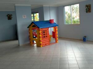 ein Kinderspielzimmer mit einem Spielzeughaus in der Unterkunft HELBOR ATLANTIS (PÉ NA AREIA) in Bertioga