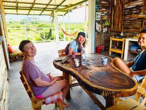 un gruppo di donne sedute su un tavolo di legno di Casa Lily Flower a Playa Dormida