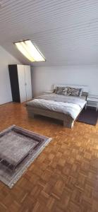 - une chambre avec un lit et du parquet dans l'établissement Apartman Aleksandar, à Odžaci