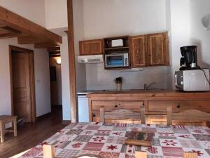 eine Küche mit einem Tisch und einer Arbeitsplatte in der Unterkunft Appartement Aussois, 3 pièces, 6 personnes - FR-1-508-245 in Aussois