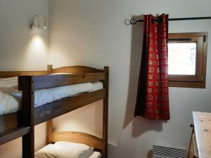 Zimmer mit 2 Etagenbetten und einem Fenster in der Unterkunft Appartement Aussois, 3 pièces, 6 personnes - FR-1-508-245 in Aussois
