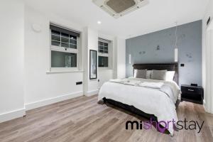 Postel nebo postele na pokoji v ubytování The Residence Fitzrovia - Private One Bedroom Apartment With Own Entrance