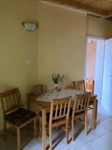 apartament Na Poddaszu في ترسنا: غرفة طعام مع طاولة وكراسي