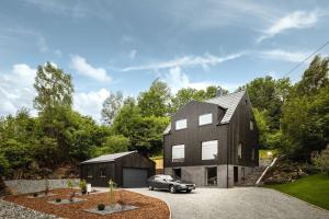 uma casa com um carro estacionado numa garagem em Cozy villa in Bømlo em Bømlo